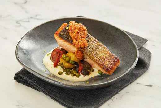 Salmón con pisto y salsa romesco