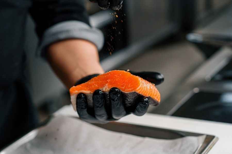 Salmón porcionado con piel: el tip del chef Nicolás Gárate para lograr la piel crocante perfecta