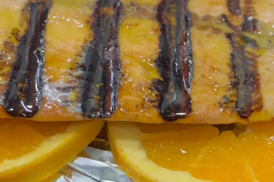 Salmón a la parrilla con naranja y mantequilla avellanada